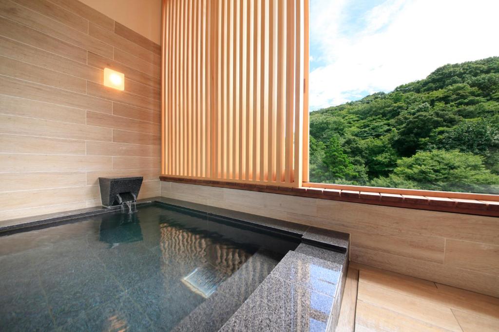 Hakone Suimeisou stunning onsen with forest views