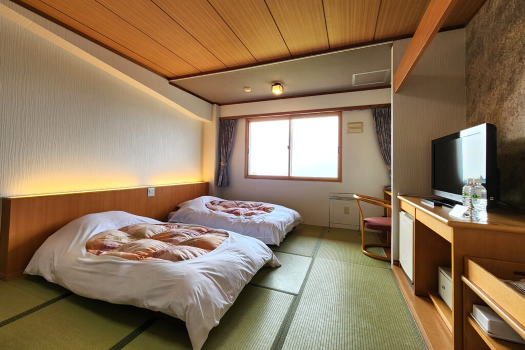 Iwanai Kogen Hotel japanese room with futons