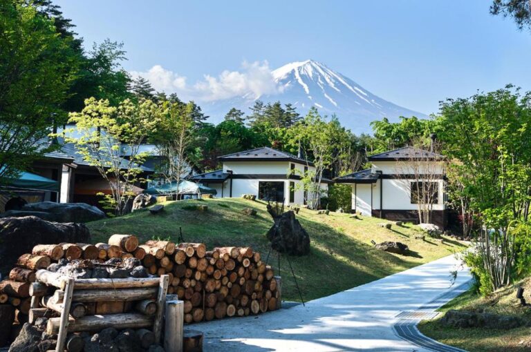 Glamping Villa Hanz Kawaguchiko with stunning views of Mpunt Fuji