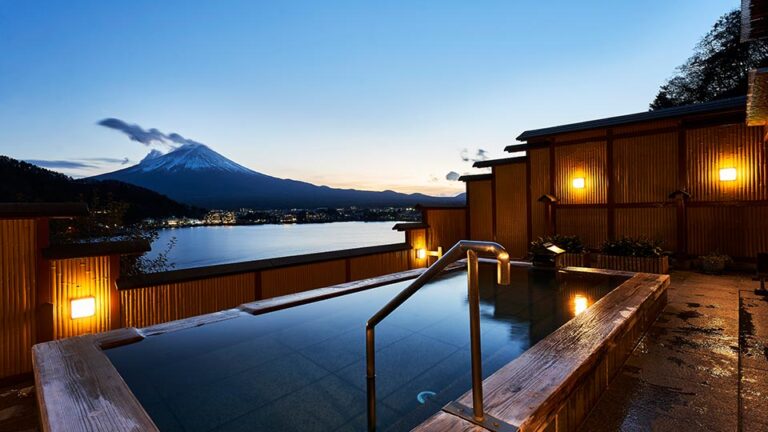 Koraku Onyado Fujiginkei Hotel open air bath with views of mount fuji