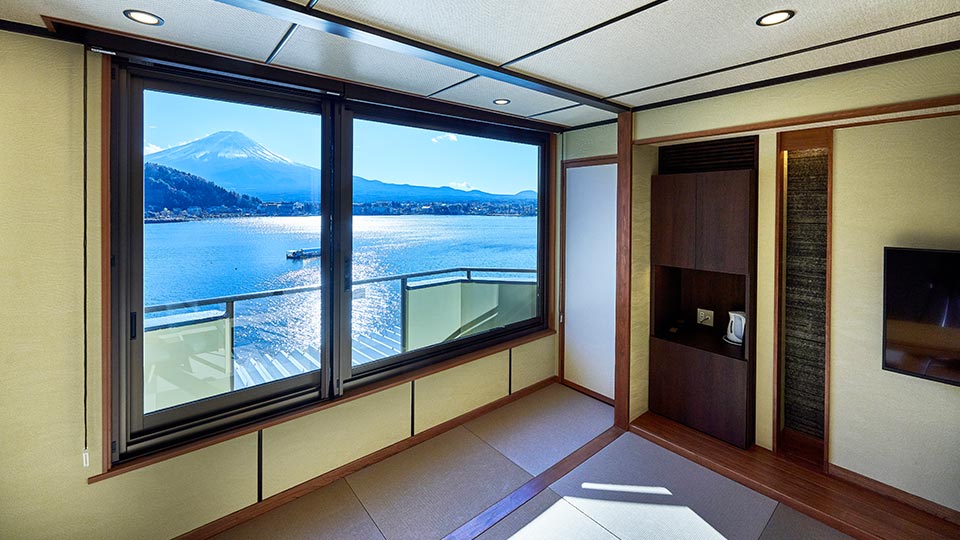 Koraku Onyado Fujiginkei Hotel tatami room with views of the lake and mount fuji