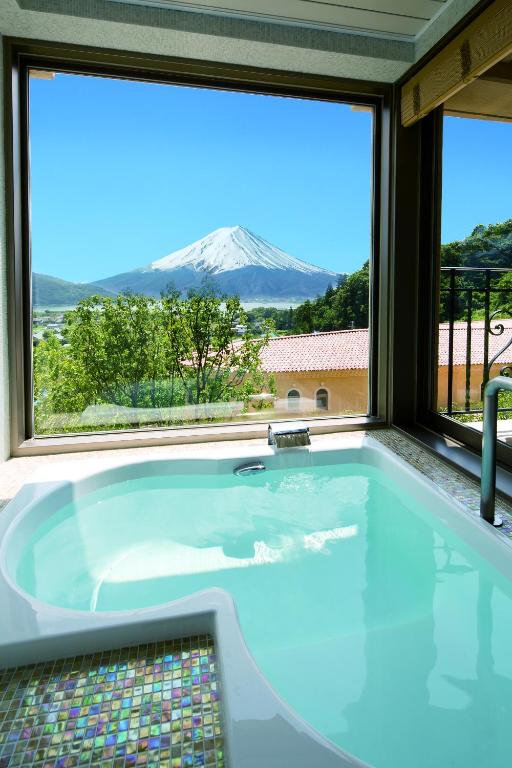 La Vista Fujikawaguchiko private bath with views of fuji