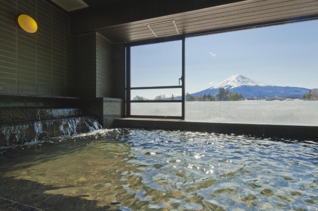 Ooike Hotel onse with views of mount fuji