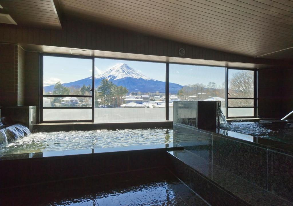 Ooike Hotel onsen with views of mount fuji