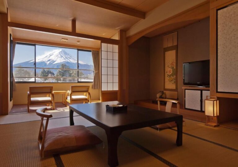 Ooike Hotel tatami room with views of mount fuji