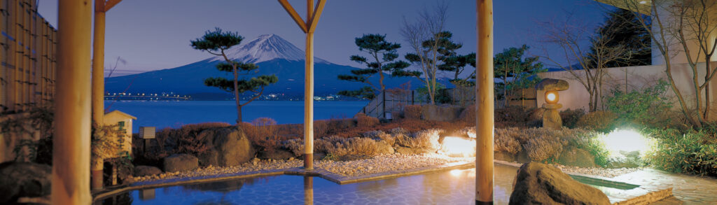 Shuhoukaku Kogetsu open air bath with Mount Fuji views