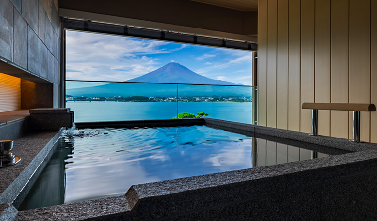 Shuhoukaku Kogetsu semi-open onsen with views of Mt Fuji