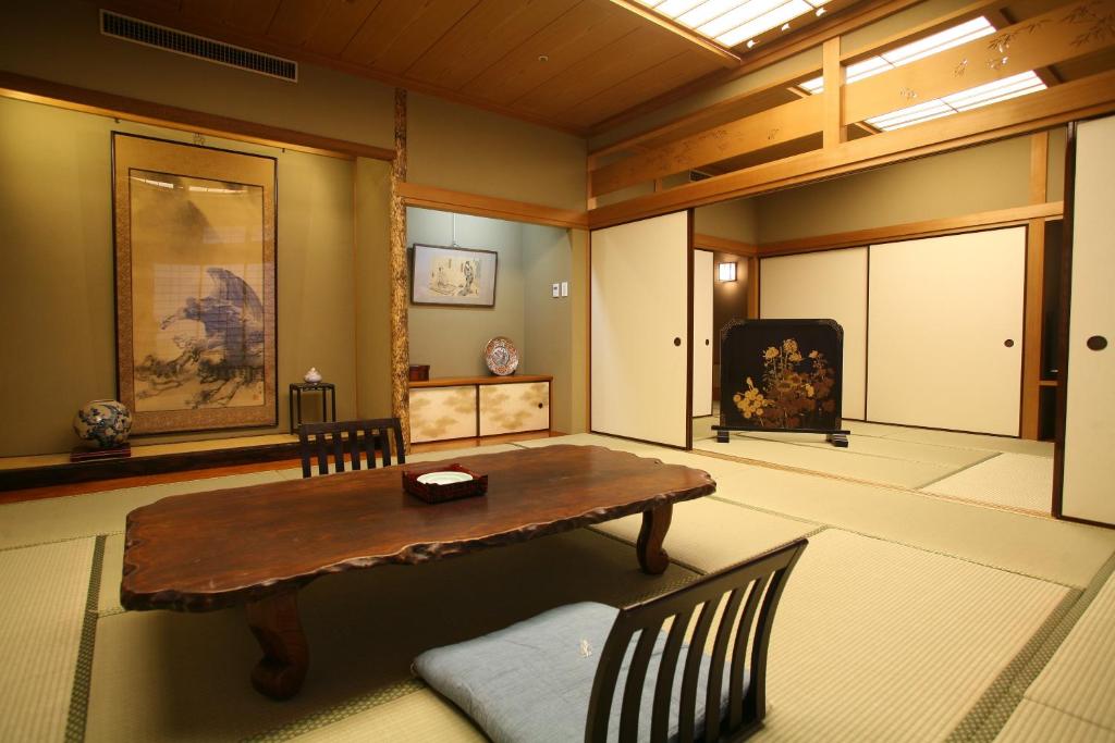 Arima Gyoen tatami with seating area in your room