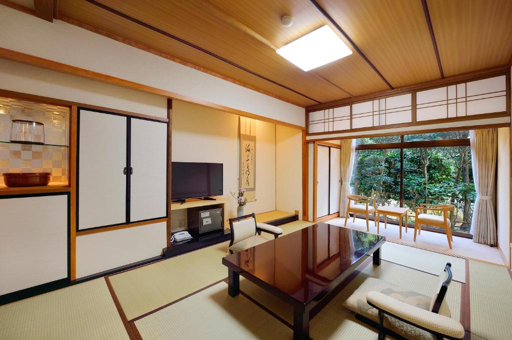 Arima Onsen Gekkoen Yugetsusanso tatami room with views of the forest