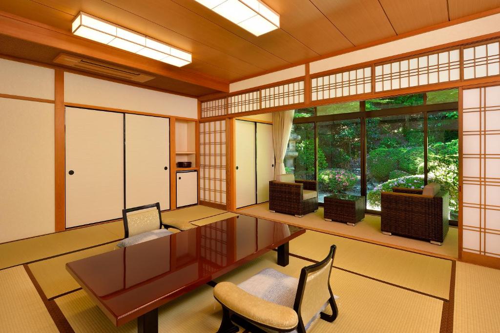 Arima Onsen Gekkoen Yugetsusanso tatami room with views of the japanese garden