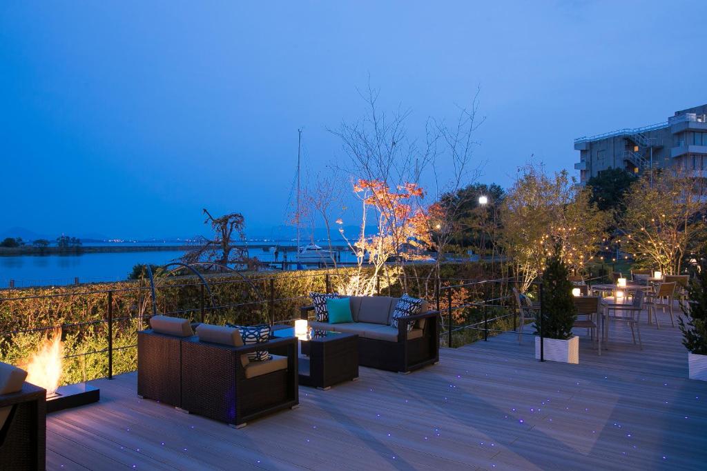 Biwako Ryokusuitei terrace in the evening