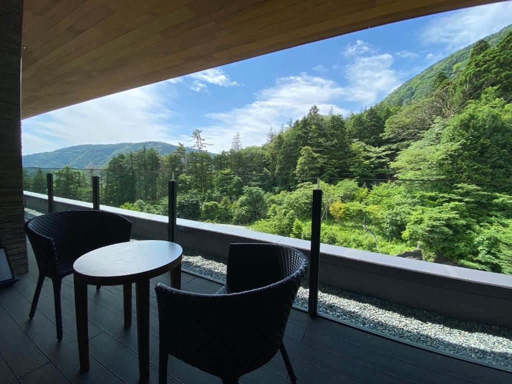 Hakone Kowakien Tenyu seating area with forest views