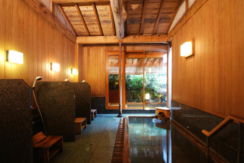 Hanaikada interior onsen