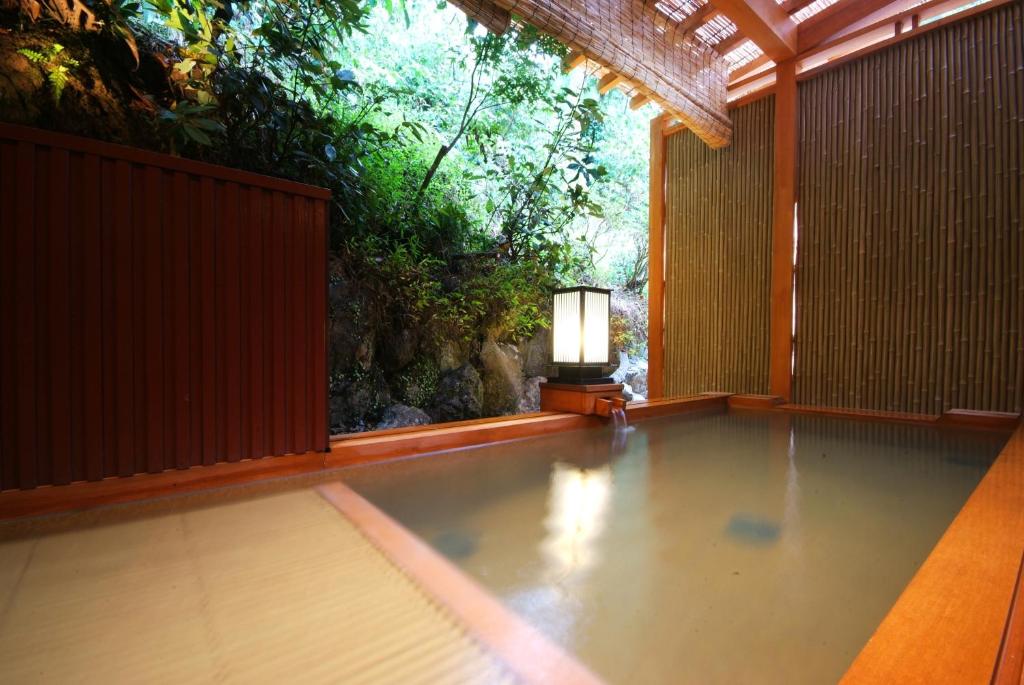 Hanaikada semi open air onsen with garden views