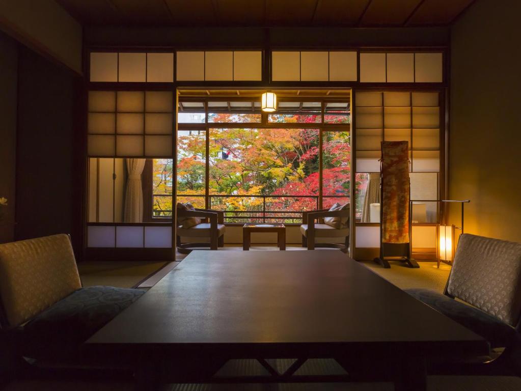 Hashinoya Bekkan Ransui seating area with forest views