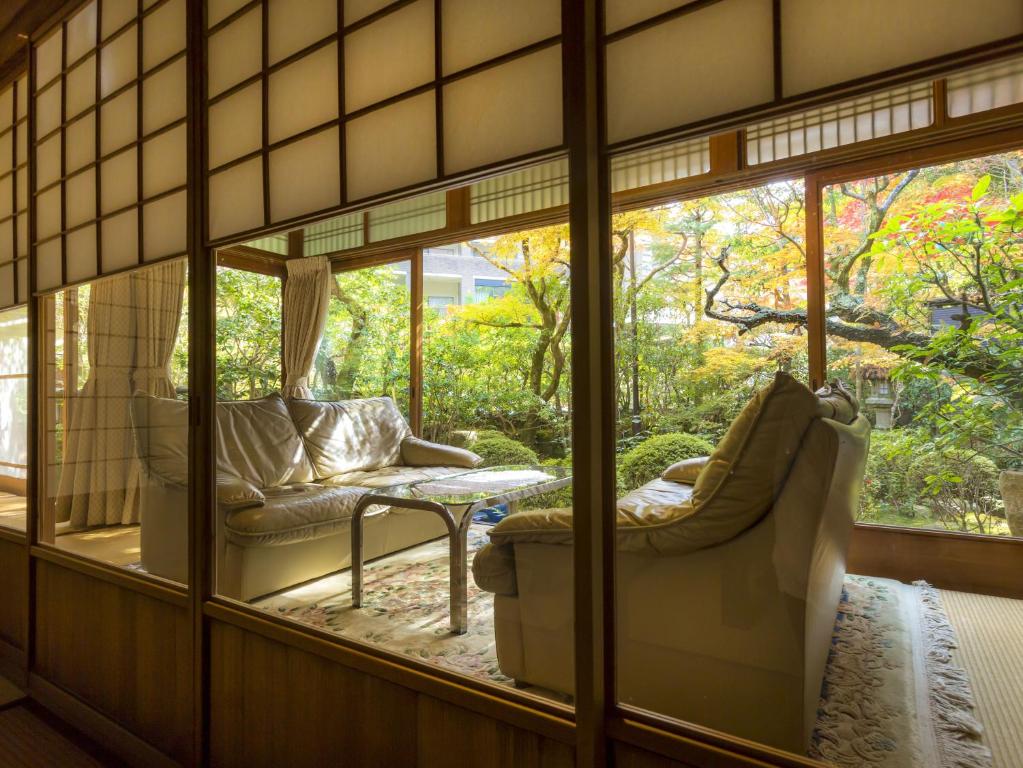 Hashinoya Bekkan Ransui seating area with views