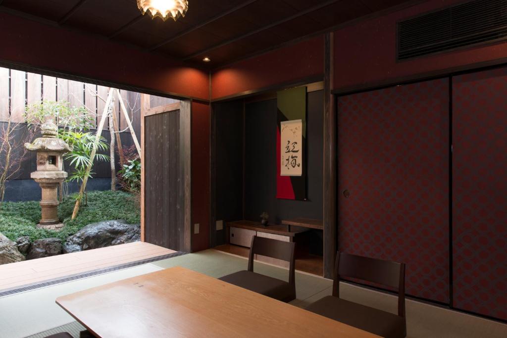 Kamishichiken Oku classic room with interior landscaped garden