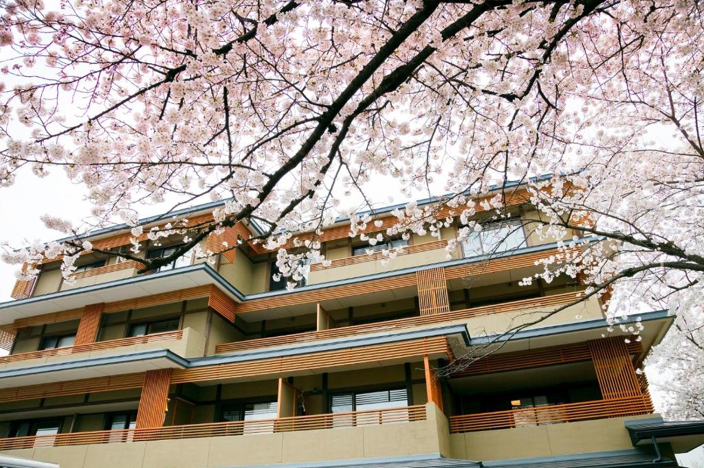 Kyoto Arashiyama-Onsen Kadensho with sakura