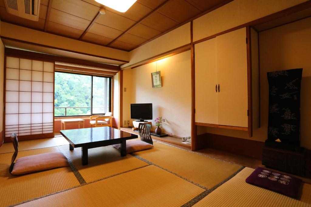 Momijiya Honkan Takaosansou traditional room with tatami