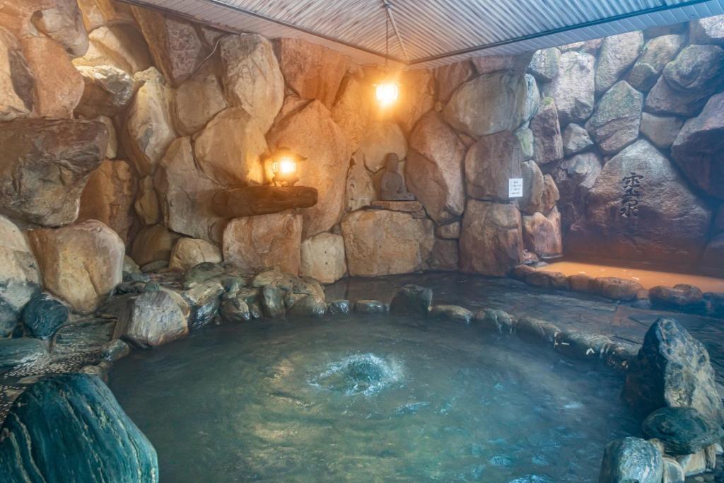 Motoyu Kosenkaku bedrock indoor onsen