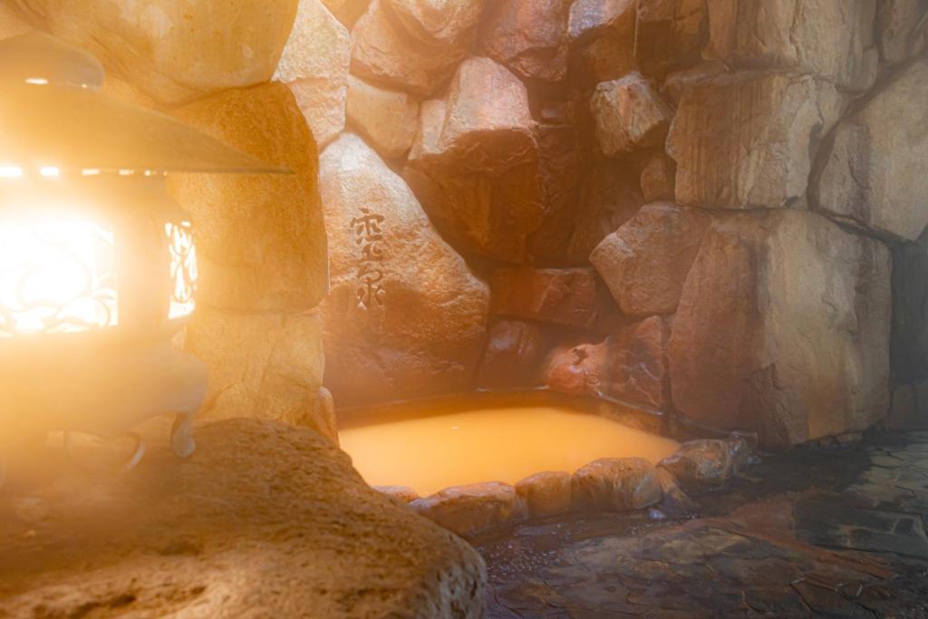 Motoyu Kosenkaku bedrock indoor onsen