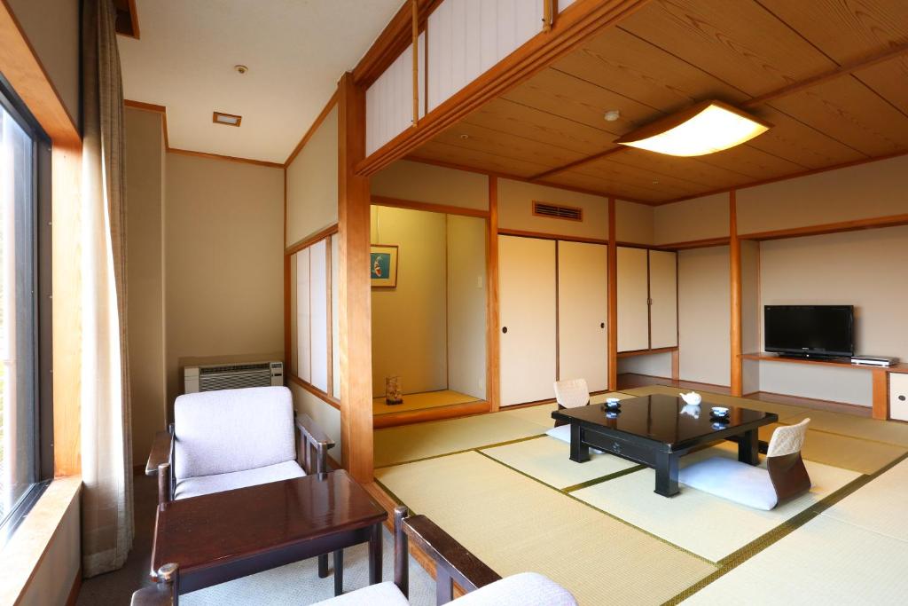 Motoyu Kosenkaku tatami room with seating ares