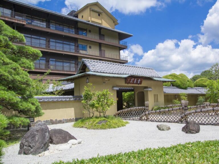 Motoyu Kosenkakumain entrance with zen garden