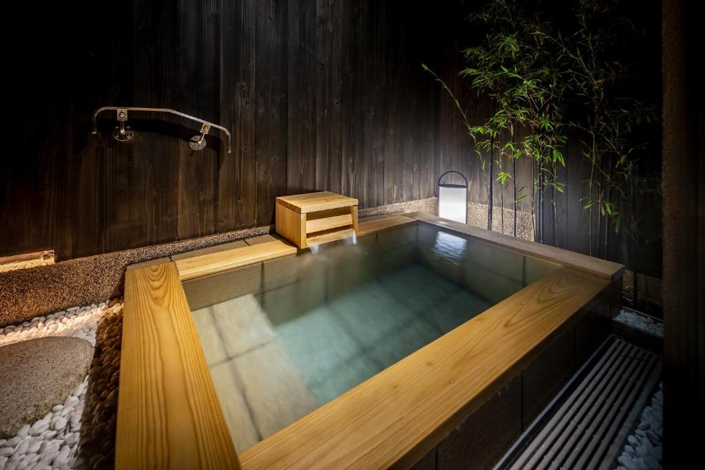 Nazuna Kyoto Tsubaki St. open air hot bath