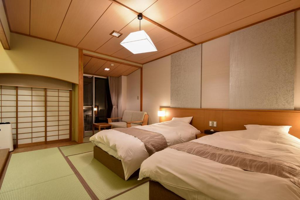 Okuno Hosomichi western style beds with tatami floors