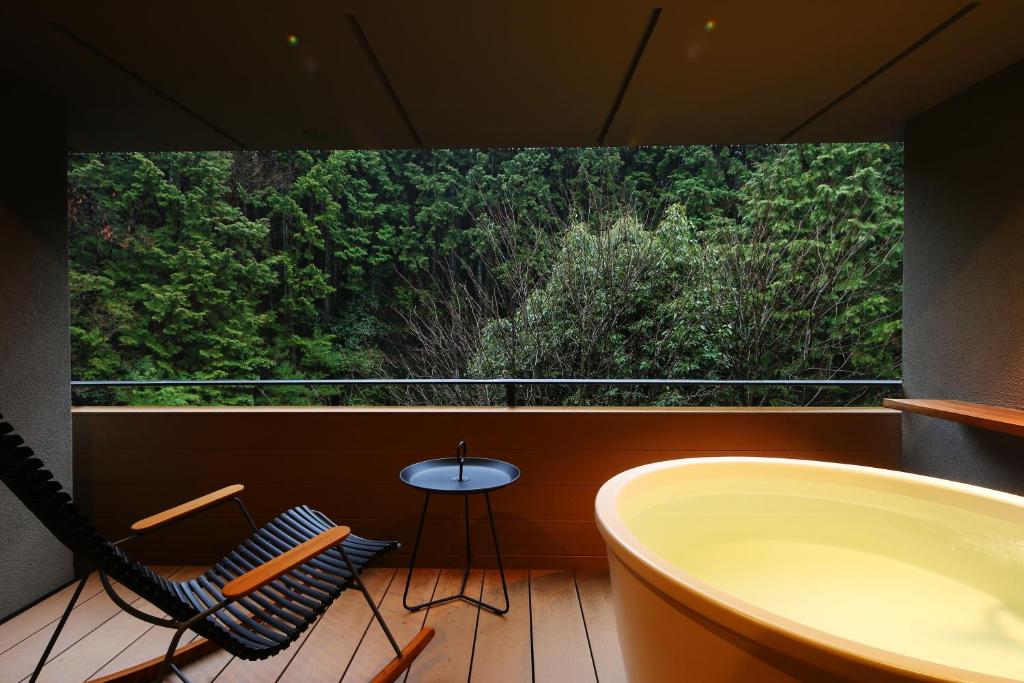 Syoenso Hozukawatei private open air bath with views of the forest