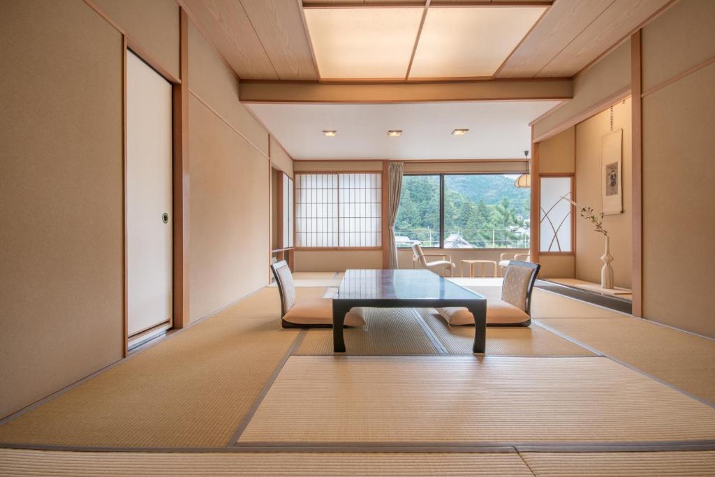 Takayamaso Hanano tatami room seating area