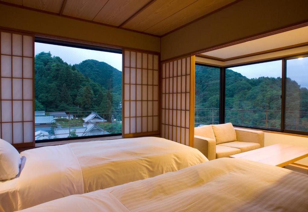 Takayamaso Hanano western style bedroom with views of the forest