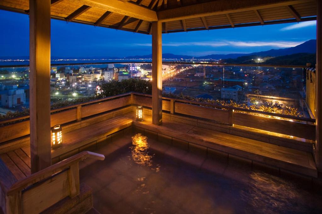 Yumotokan outdoor onsen with views of the lake and mountains