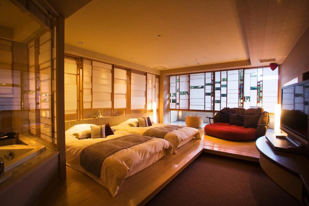 Yumotokan room with modern western beds