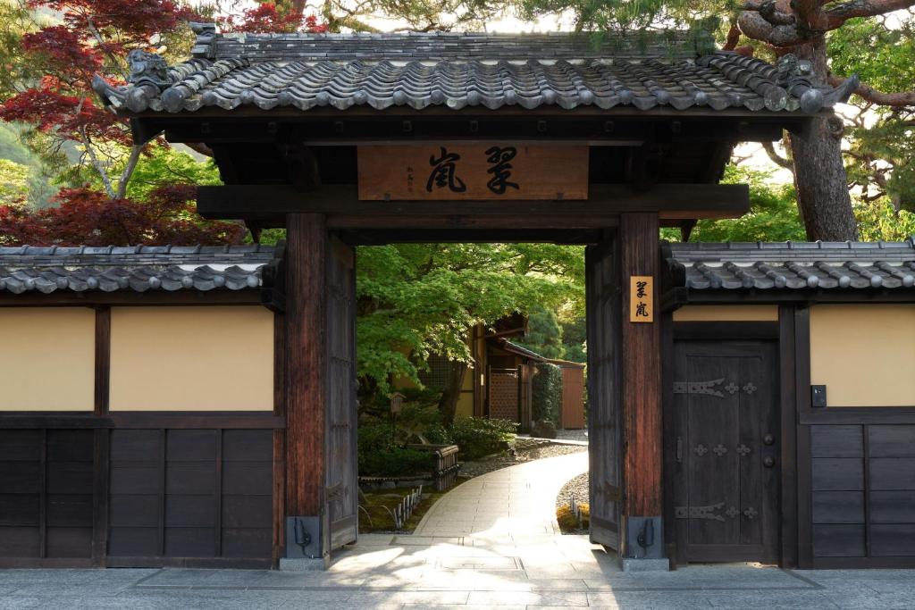 suiran wooden gate entrance