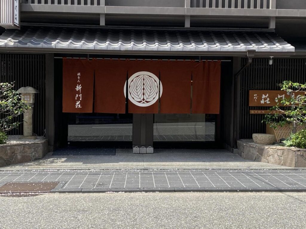 Gion Shinmons front entrance