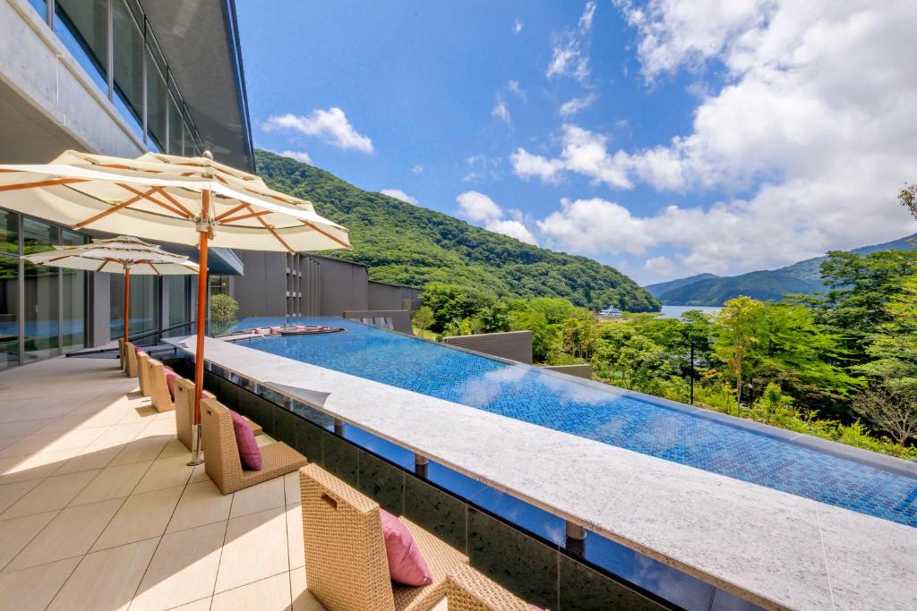 Hakone Ashinoko Hanaori infinity pool with views