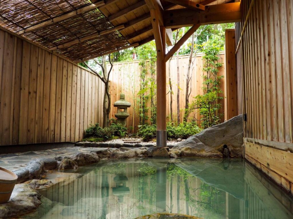 Hakone Onsen Yuyado Yamanoshou bedrock outdoor onsen