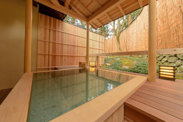 Hanaikada Ryokan hinoki openair bath