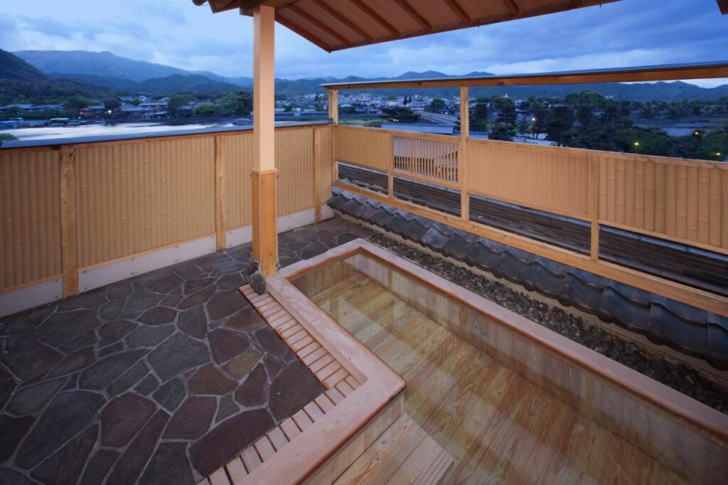 Hanaikada Ryokan open air bath