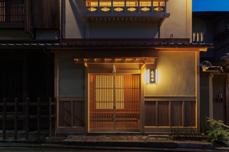 Ryokan Motonago entrance