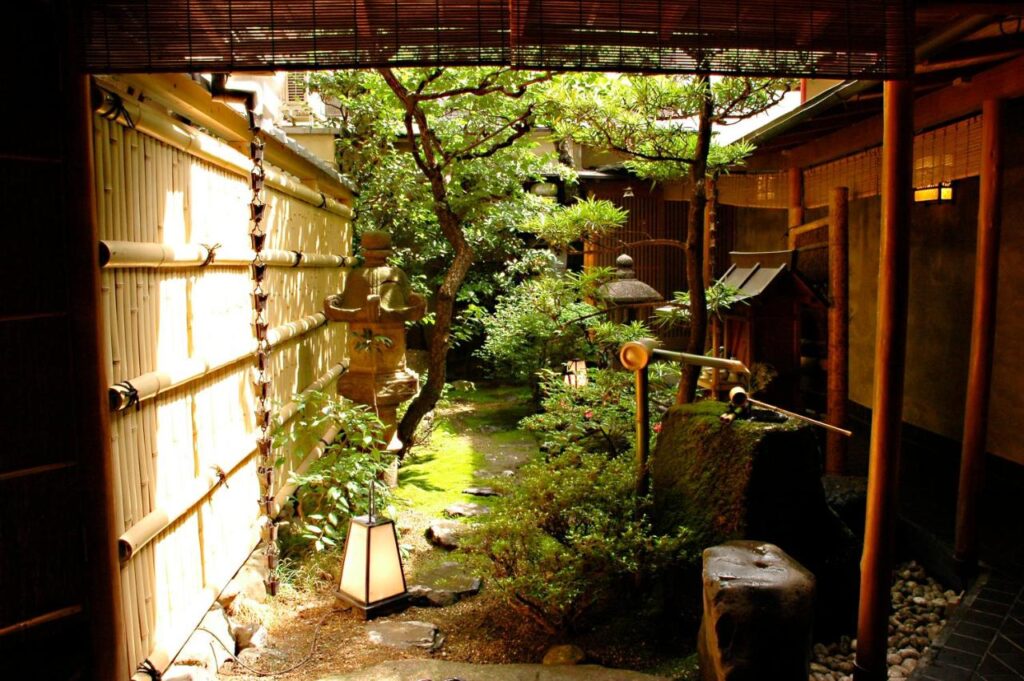 Ryokan Motonago inner garden