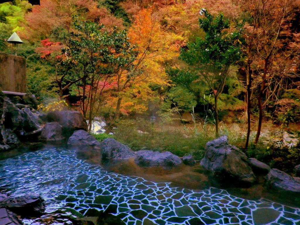 Shiunso open air onsen during autumn