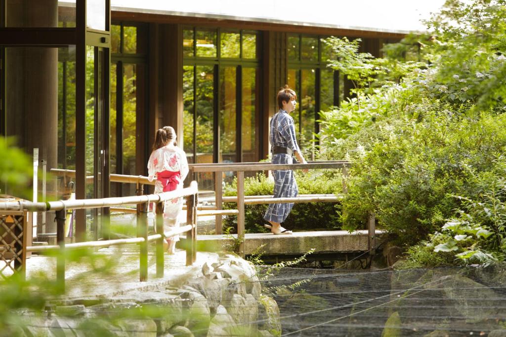 Tenseien guests in yukatas