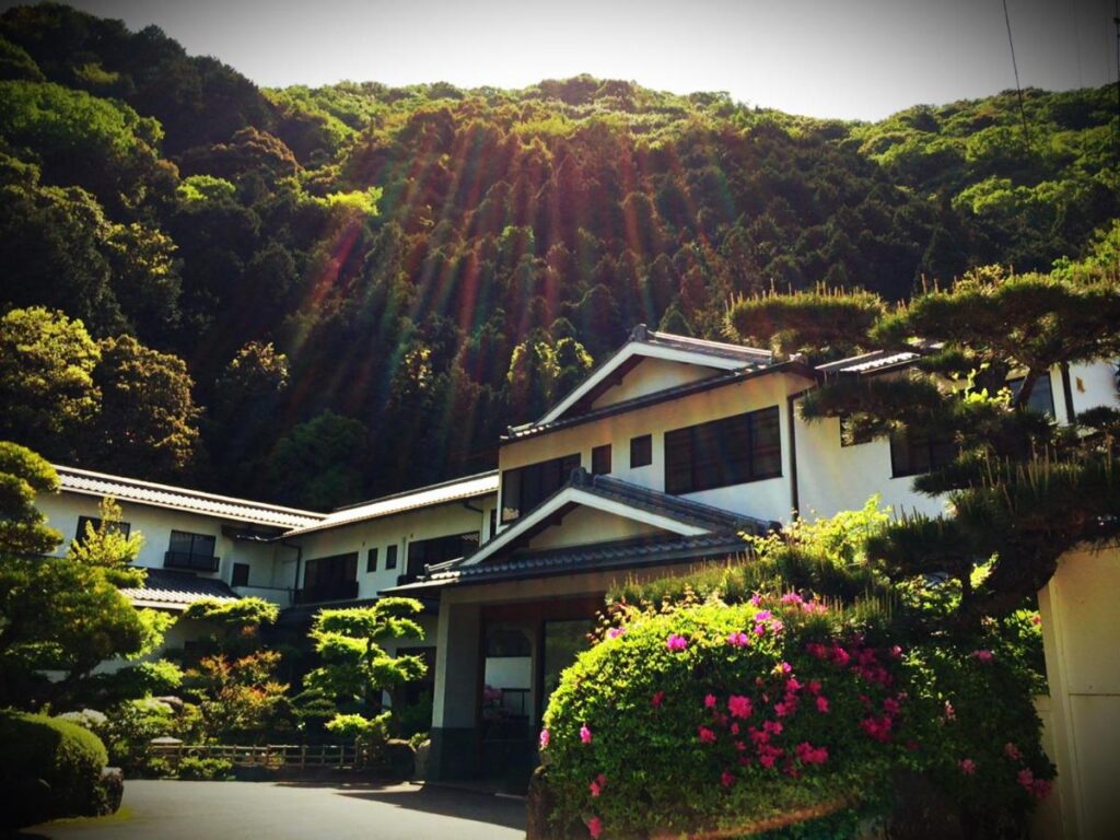 Okumizuma Onsen exterior with garden view