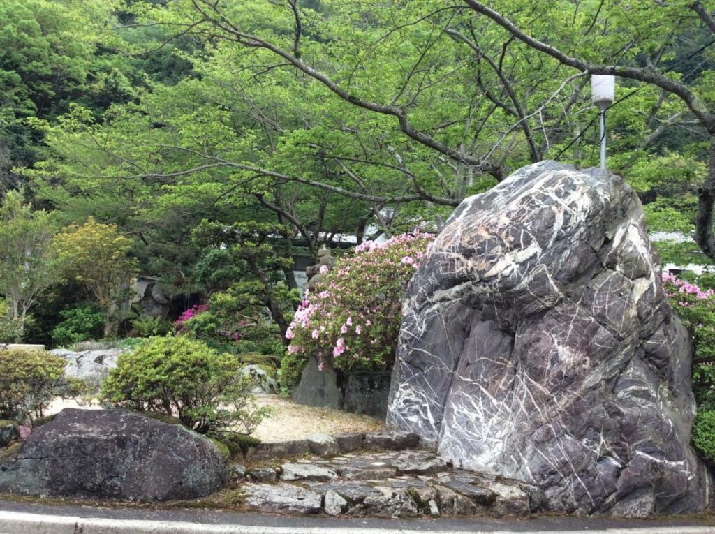 Okumizuma Onsen garden with rocks and trees