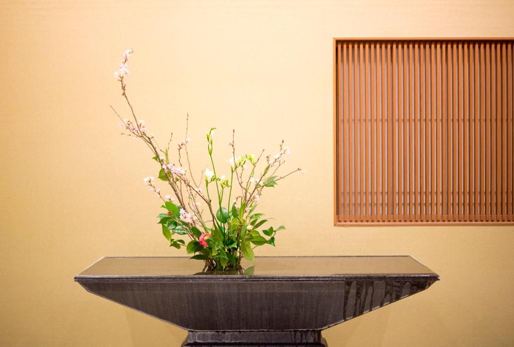 Aenokaze Ikebana Display