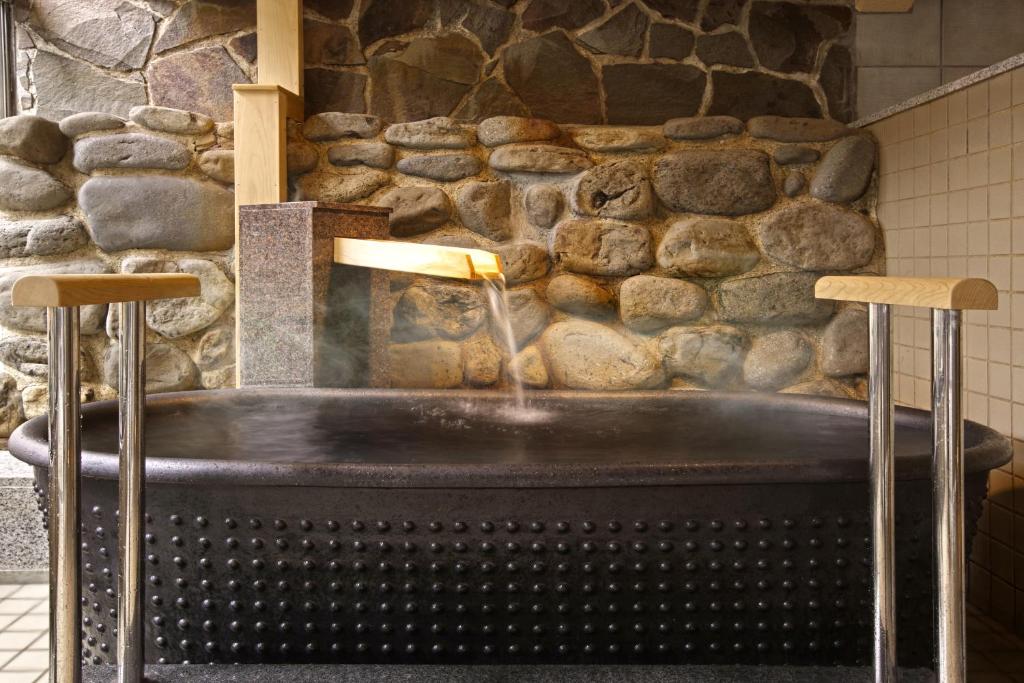 Aishinkan Onsen Stone Wall Bath