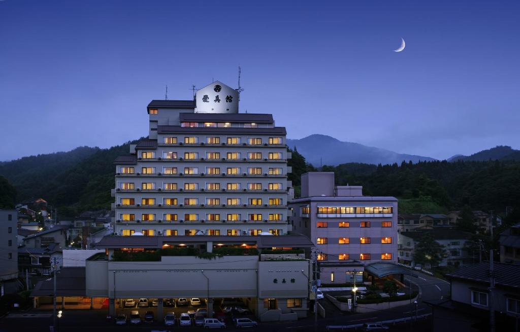 Aishinkan Ryokan Exterior Night Mountains