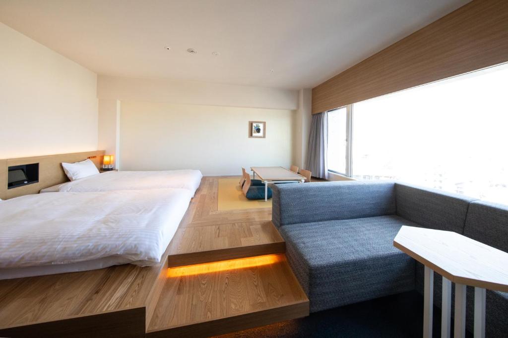 Amanek Beppu Yula Re Beppu Hotel Room Platform Beds Seating Area
